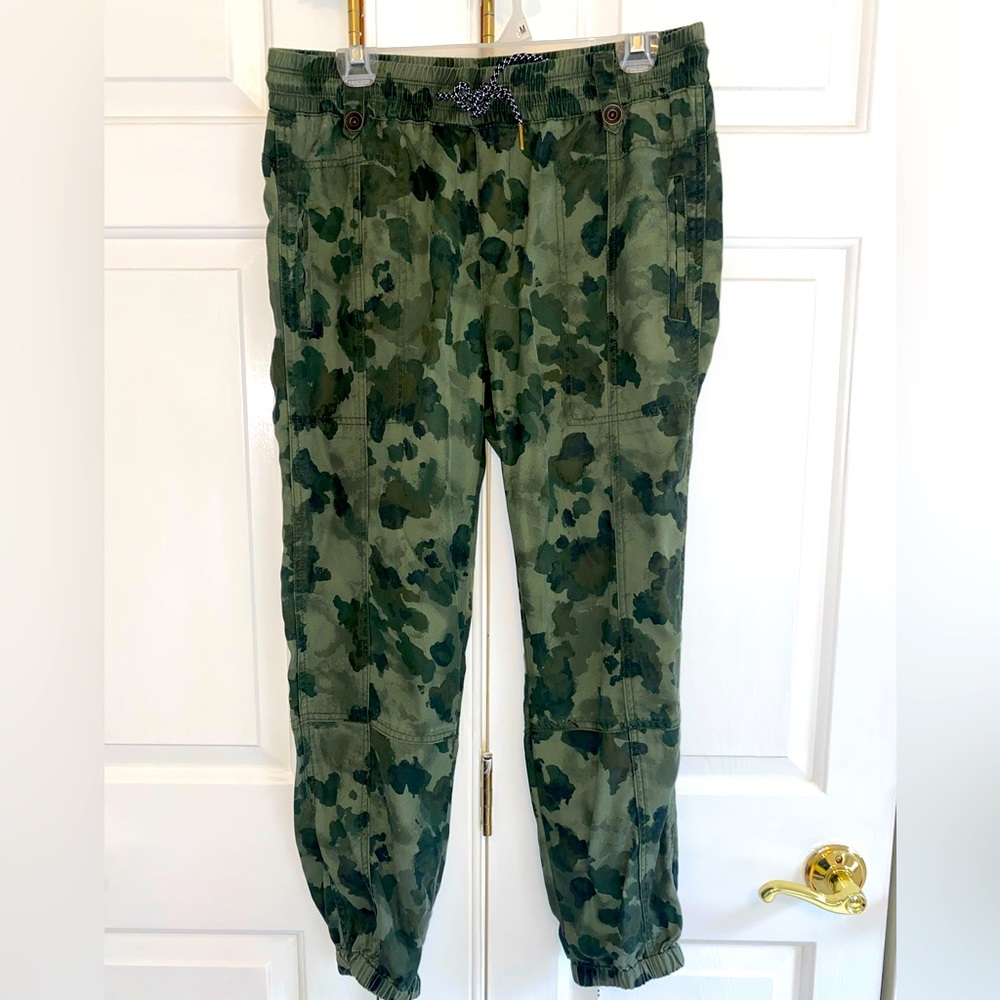 Anthropologie army green watermarked camo thin soft jogger pants size Small